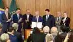 DF - PRESIDENTE LULA/ANUNCIA MP BRASIL SOBERANO - POLÍTICA - Foto, Presidente Lula, Fernando Haddad, Hugo Motta, Geraldo Alckmin, Davi Alcolumbre Mauro Vieira e Gleisi Hoffmann. Nesta quarta (13) o Presidente Lula da Silva anuncia a medida Provisória ?Brasil Soberano? em cerimônia no Palácio do Planalto em Brasília. 13/08/2025 - Foto: TON MOLINA/FOTOARENA/FOTOARENA/ESTADÃO CONTEÚDO