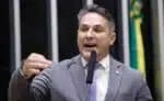 Luciano Zucco manifesta indignação ao observar Bolsonaro com tornozeleira