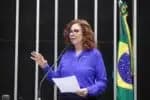 O advogado de Carla Zambelli alega que ela estava tentando evitar as medidas de Moraes