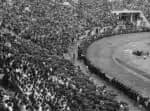 Brasil, São Paulo, SP. 08/01/1960. Espectadores assistem ao clássico Palmeiras e Santos sob chuva, pelo Campeonato Paulista, no estádio do Pacaembu, zona oeste da capital. - Crédito:ARQUIVO/ESTADÃO CONTEÚDO/AE/Codigo imagem:25365