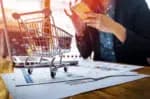 O setor comercial apresentou recuperação após a pandemia, com aumento do número de pessoas empregadas, aponta o IBGE