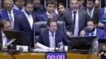 Deputado Nikolas Ferreira sofre queda durante confronto na Câmara