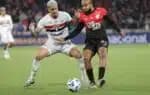 PR - COPA DO BRASIL/ATHLETICO-PR X SÃO PAULO - ESPORTES - Luciano, do São Paulo, disputa lance com Patrick, do Athletico Paranaense, na partida de volta das oitavas de final   da Copa do Brasil 2025, na Ligga Arena (Arena da Baixada), em Curitiba, na noite desta quarta-feira (6).   06/08/2025 - Foto: JOÃO HEIM/ZIMEL PRESS/ESTADÃO CONTEÚDO