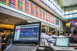 Ibovespa estável após forte queda e dólar em nível técnico
