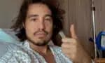Tiago Iorc é internado com crise de hérnia de disco cervical e tranquiliza fãs no Instagram