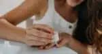 Cores de esmalte rejuvenescem mãos e são tendência na primavera
