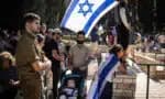 Família de soldado israelense Tamir Nimrodi sepulta corpo devolvido pelo Hamas após dois anos