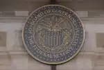 Federal Reserve revisa expectativas: inflação cai, mas desemprego preocupa Mercado