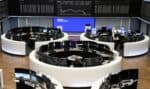 Bolsas europeias encerram com resultados mistos após forte alta; Burberry sobe e Alstom cai