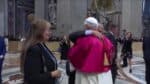 Papa Leão abraça seu irmão após missa de início do pontificado