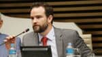 Dario afirma que o governo deve implementar cortes no orçamento para 2025