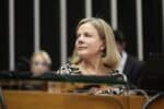 A senhora Gleisi alerta que a Comissão Parlamentar Mista de Inquérito do INSS pode prejudicar investigações de fraudes