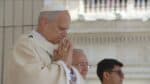 Leão XIV recebe a Coroa de São Estêvão e o Anel e o Pálio Papal em sua missa inaugural