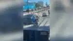 Homem conduz cadeira de rodas elétrica na via de Niterói (RJ)