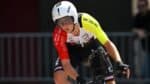 Ciclista evita acidente com cabra na via