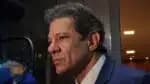 Haddad abandona a proposta de isenção do Imposto sobre Operações Financeiras em compras com cartão internacional, elevando a alíquota para 3,5%