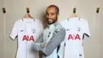 Lucas Moura celebra o título do Tottenham após a passagem pelo clube