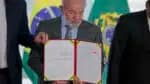 O presidente Luiz Inácio Lula da Silva (PT) assina o decreto que estabelece a Nova Política de Educação a Distância. A cerimônia realizada no Palácio do Planalto, em Brasília, com a presença do ministro da Educação, Camilo Santana. A medida determina novas regras para o funcionamento de cursos de graduação e pós-graduação oferecidos por instituições de ensino superior na modalidade a distância. 
O presidente mostrou e assinou o decreto com a caneta que teria sido perdida por 20 anos e que está  a procura de como consertar a parte danificada. | Sérgio Lima/Poder360 - 19.mai.2025