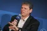 O que pode levar Tarcísio à saída da disputa pela presidência em 2026, segundo Gleisi e Kassab