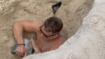 Turista se vê em situação delicada após queda em buraco na praia de Copacabana; assista ao vídeo