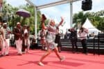 Equipe de “O Agente Secreto” chega a Cannes para estreia com apresentação de bloco de frevo