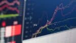 Índices acentuam alta, atingindo patamar superior a 139 mil; dólar encerra em R$ 5,669