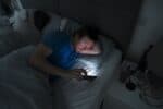 Uso excessivo do celular antes de dormir: como o hábito afeta o sono