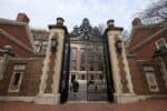 Executivo de Trump suspende US$ 450 milhões em verbas para Harvard