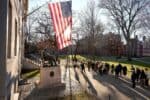 Estados Unidos cancelam US$ 60 milhões em bolsas para Harvard devido a alegações de antissemitismo