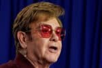 Elton John critica iniciativas de direitos autorais de inteligência artificial no Reino Unido