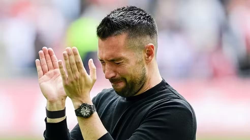 Treinador do Ajax se emociona e solicita desligamento após festa de títulos na Holanda