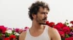 Ator afirma ter abandonado a igreja após o pai se declarar gay: “Não me via mais ali”