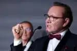 Kevin Spacey conteve as lágrimas ao proferir discurso em Cannes: “Ainda estou de pé”
