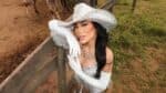 MC Mirella beija participante feminina em programa de TV