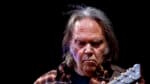 Neil Young afirma que quem compra carro da Tesla é “fascista”
