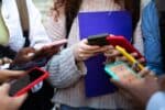 Jovens não recebem suporte adequado para enfrentar as redes sociais, aponta estudo
