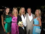 Sylvester Stallone aparece com a esposa e filhas em cerimônia de formatura