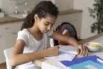 Inteligência artificial auxiliará estudantes e educadores na avaliação de atividades em São Paulo