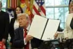 EPA2587. WASHINGTON (ESTADOS UNIDOS), 28/04/2025.- Fotografía del 23 de abril de 2025 del presidente de EEUU, Donald Trump, firmando órdenes ejecutivas en el Despacho Oval de la Casa Blanca en Washington (Estados Unidos). El regreso de Donald Trump a la Casa Blanca ha restaurado en la política exterior de Estados Unidos la doctrina de "la ley del más fuerte" propia del estilo del mandatario, una idea que regresa con una diferencia con su primer mandato: ahora no tiene a nadie que le frene en sus impulsos. EFE/EPA/ Samuel Corum / Pool