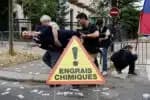 Ativistas invadem e levam estátua de cera de Macron em manifestação contra a Rússia