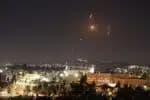 Jerusalem (-), 13/06/2025.- Missiles launched from Iran as seen over Jerusalem, 13 June 2025. Israels military has identified missiles being launched from Iran towards the territory of Israel in retaliation following overnight airstrikes on Iranian targets. (Jerusalén) EFE/EPA/ATEF SAFADI