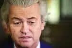 ROB01. LA HAYA (HOLANDA), 16/03/2017.- El líder del Partido por la Libertad (PVV) Geert Wilders (c) ofrece declaraciones sobre los resultados electorales hoy, jueves 16 de marzo de 2017, en La Haya (Holanda). EFE/ROBIN UTRECHT