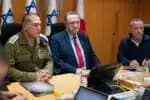 AME5660. JERUSALÉN (ISRAEL), 12/06/2025.- Fotografía cedida por el Ministerio de Defensa de Israel que muestra al ministro de esta cartera, Israel Katz (c), y al Jefe de Estado Mayor, Teniente General Eyal Zamir (i) durante una reunión con miembros del Foro del Estado Mayor. El Ejército israelí confirmó la madrugada de este viernes haber bombardeado "decenas de objetivos" relacionados con el programa nuclear de Irán. EFE/ Ministerio de Defensa de Israel /SOLO USO EDITORIAL/SOLO DISPONIBLE PARA ILUSTRAR LA NOTICIA QUE ACOMPAÑA (CRÉDITO OBLIGATORIO)