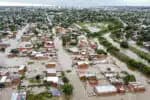 -FOTODELDÍA- AME7351. BAHÍA BLANCA (ARGENTINA), 07/03/2025.- Fotografía aérea de calles inundadas por fuertes lluvias este viernes, en Bahía Blanca (Argentina). El Gobierno de la provincia de Buenos Aires afirmó que puede haber más víctimas producto del temporal en la ciudad argentina de Bahía Blanca, pues aún hay barrios donde los servicios de emergencia no han podido llegar por estar cubiertos bajo dos metros de agua. EFE/ Pablo Presti