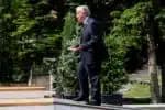 KANANASKIS (Canada), 17/06/2025.- Secretary-General of the United Nations Antonio Guterres gestures towards Canadian Prime Minister Mark Carney (not pictured) as he arrives to the G7 Leaders' Summit in Kananaskis, Canada, 17 June 2025. World leaders are gathering from 15 to 17 June 2025 for the annual G7 Summit. EFE/EPA/SPENCER COLBY