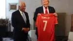 Trump recebe camisa autografada de Cristiano Ronaldo