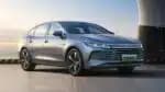 Carro híbrido realiza transição para recarregar no poste: quais os riscos?