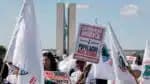 Movimentos ambientais, sociais e representantes de comunidades atingidas por barragens protestam no Dia do Meio Ambiente, uma marcha contra o Projeto de Lei 2159/2021, apelidado como “PL da Devastação”, em Brasília. Os manifestantes saíram doTeatro Nacional e marcharam em direção ao Congresso. O ato, organizado pelas mulheres do Movimento dos Atingidos por Barragens (MAB), que estão em Brasília desde terça-feira (3) para a Jornada Nacional de Lutas, denuncia o grave retrocesso ambiental representado pelo projeto que flexibiliza os procedimentos para licenciamento ambiental no Brasil. | Sérgio Lima/Poder360 - 05.jun.2025.
