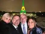 Lula, Janja e casal Macron posam para foto com Torre Eiffel colorida