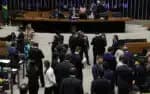 Câmara e Senado reviram o projeto de lei que previa o aumento do Imposto sobre Operações Financeiras. O tributo retorna ao nível anterior